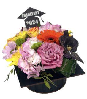 Aranjament în tocă de absolvire cu flori mixte