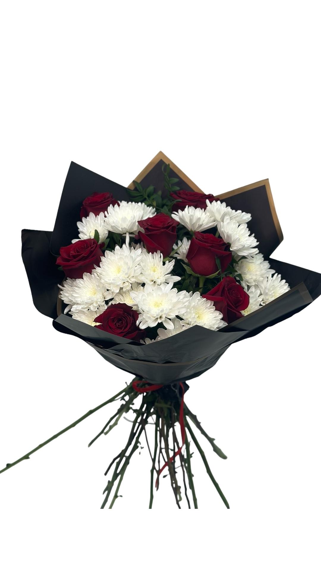 Buchet elegant cu trandafiri și crizanteme