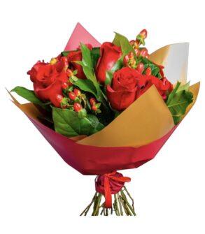 Buchet cochet trandafiri și hypericum