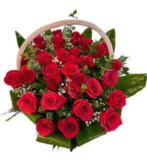 Coș cu trandafiri și verdeață